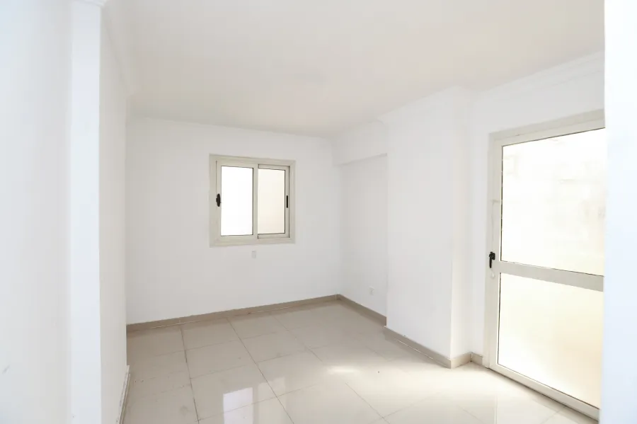 شقة للبيع 148م العصافرة بحرى (ش أحمد تيسير خطوات من البحر)