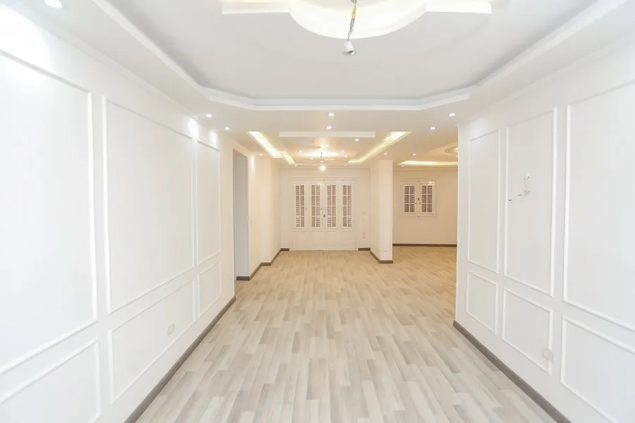 شقة للبيع 185م الازاريطة (خطوات من الترام)