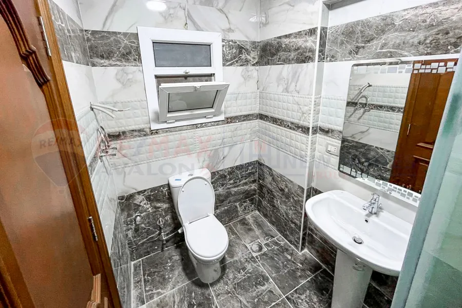 شقة للايجار 270 م رشدي (علي الترام)