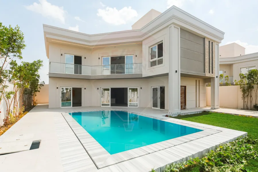 فيلا مستقله للبيع الكينج (طريق الكافوري بجوار واحة خطاب)