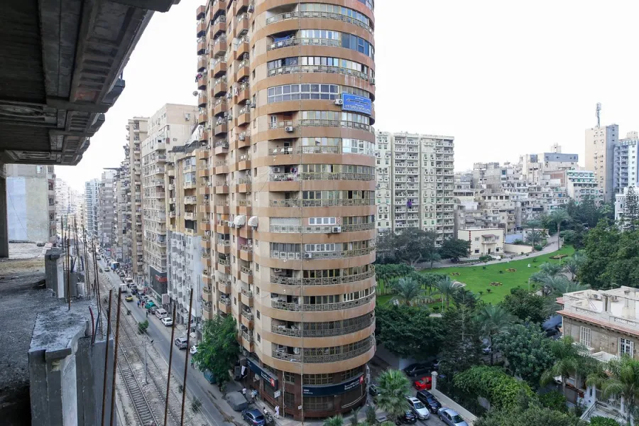 شقة للبيع بجليم 170م (ش عبدالسلام عارف-علي الترام مباشرة)