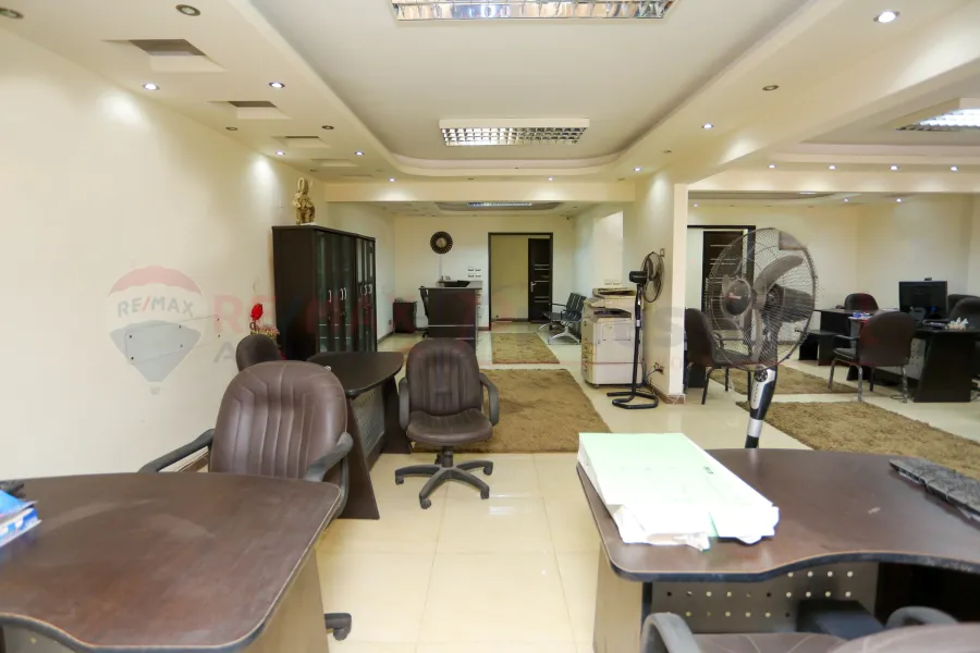 شقة للبيع  300 م لوران (ش الاقبال)- تصلح سكني او مكتب