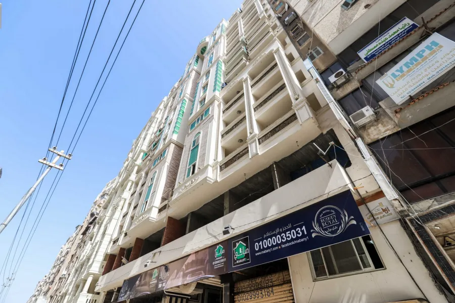 شقة للإيجار200م رشدى (على الترام مباشرة)