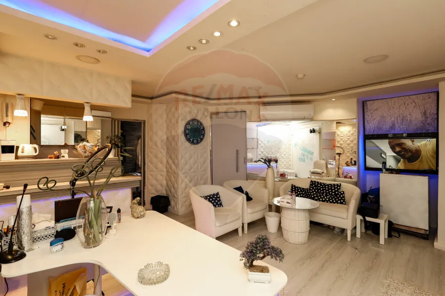 محل  للبيع  130 م + ميزان 120 م  سيدي بشر  (هيلتون رمادا)