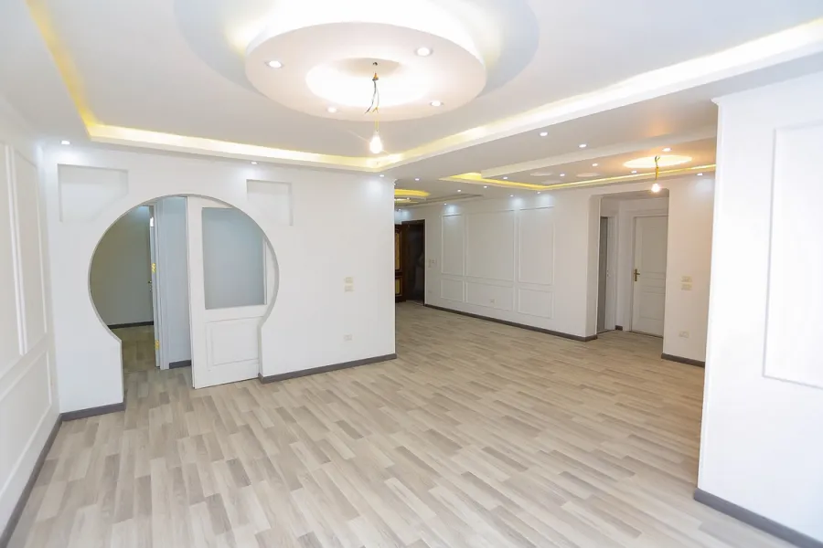 شقة للبيع 185م الازاريطة (خطوات من الترام)