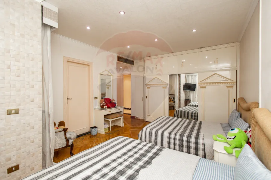 شقة للبيع 350 م  سابا باشا (على البحر مباشرة)