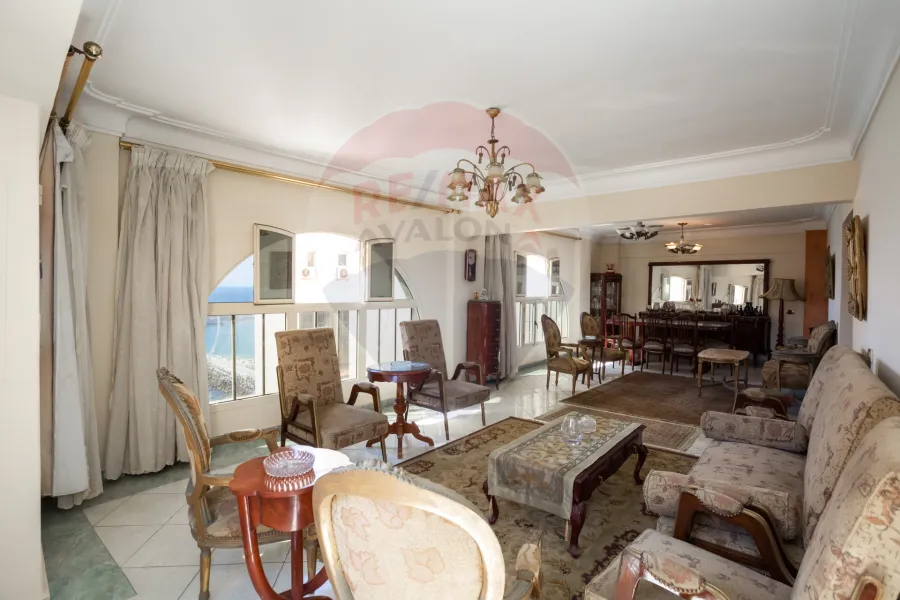 شقة للبيع لوران (ش أحمد ذو الفقار- خطوات من البحر)