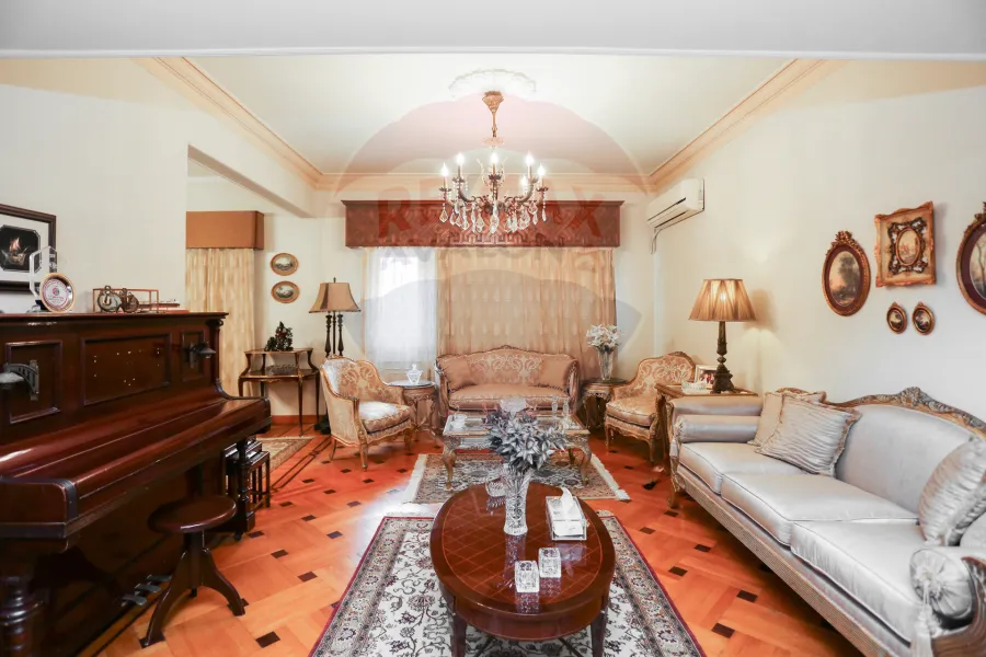 شقة للبيع 200 م زيزينيا ( خطوات من قصر المجوهرات )