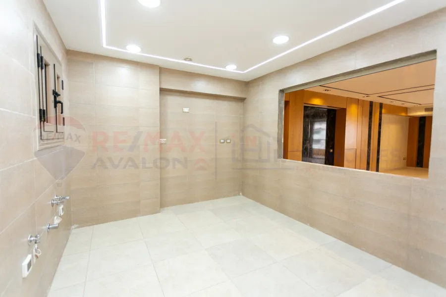 شقة للبيع 280 م جليم (ش ابو قير مباشرة)