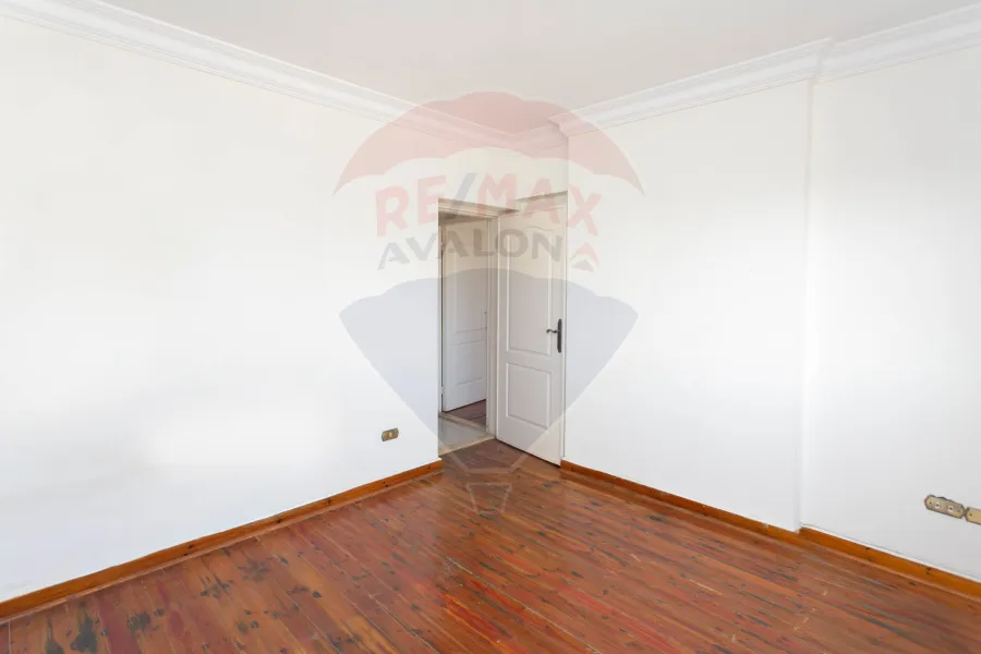 شقة للبيع 235 م كفر عبده (ش سكينة بنت الحسين)