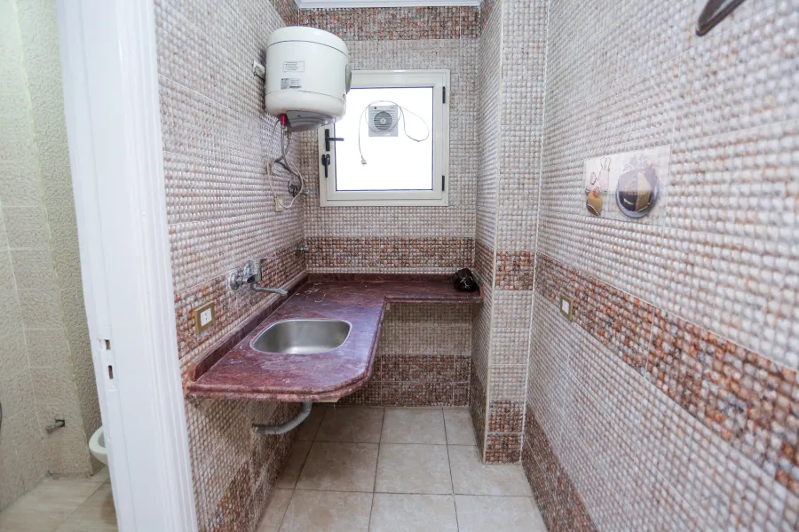 مكتب للإيجار 105 م  سبورتنج (على الترام مباشرة)