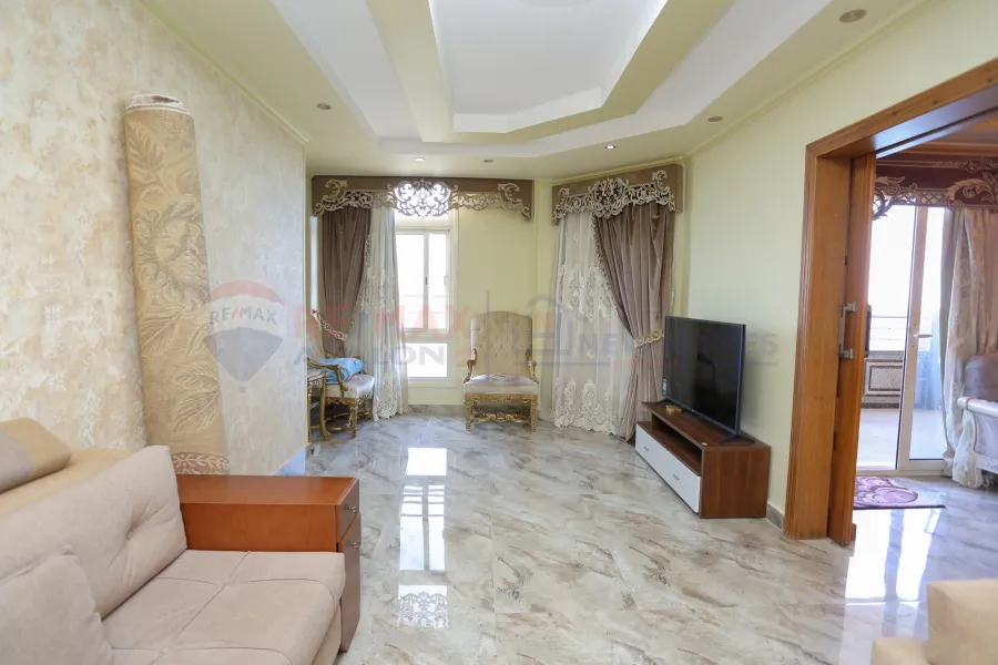 شقة للبيع 332 م  كامب شيزار ( على البحر مباشرة - عمارة براند )