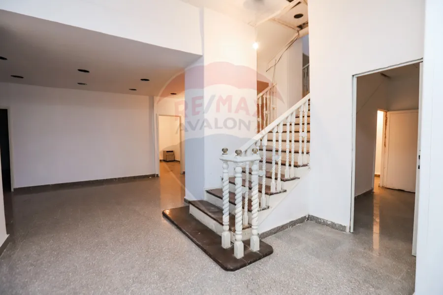 محل للبيع 430 م محطه الرمل (متفرع من ش صفية زغلول)