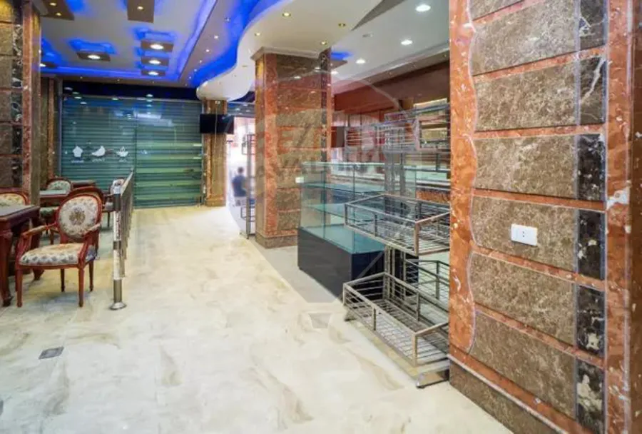 محل للايجار 150 م لوران (على الترام مباشرة)