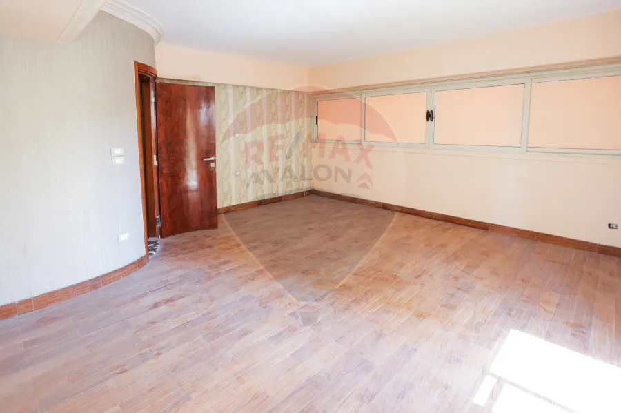 شقة للإيجار 315 م  كفر عبده (ش قرداحى - خطوات من شارع ابوقير الرئيسي)