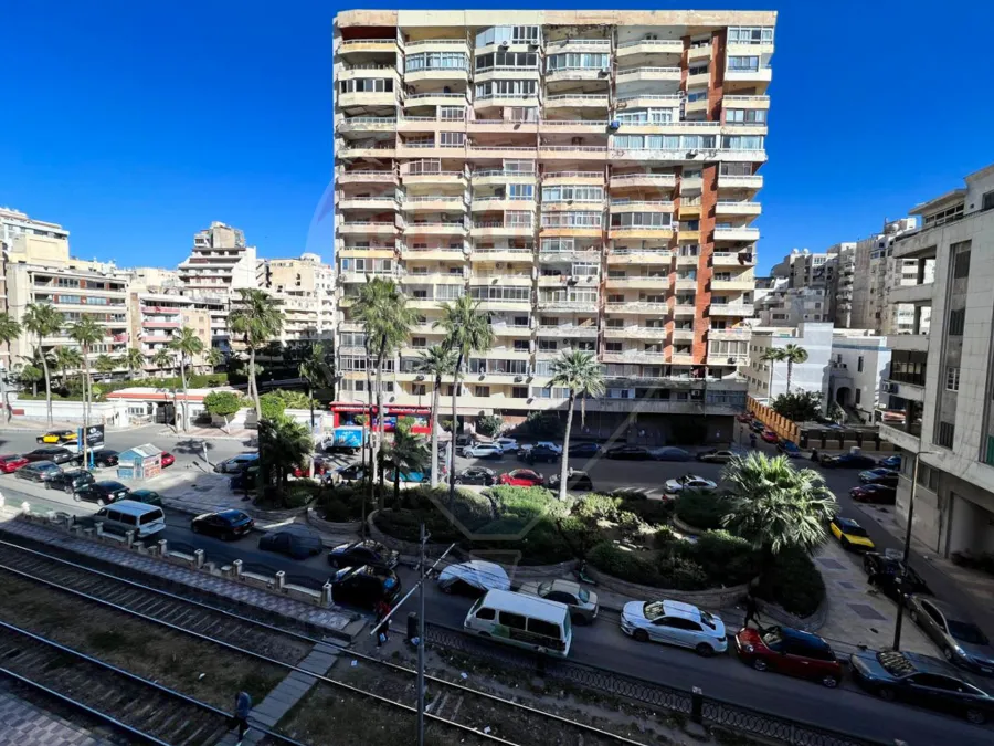 شقة للإيجار 160 م زيزينيا (علي الترام مباشر)