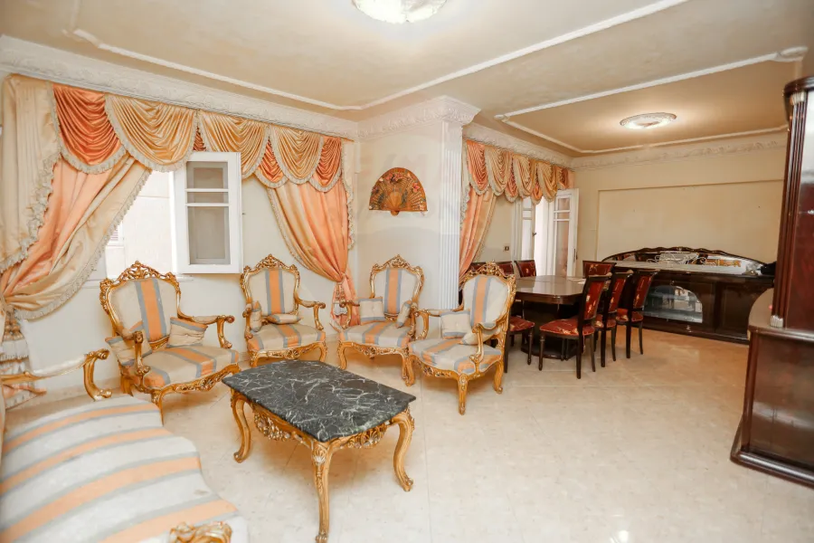 شقة للإيجار المفروش 142م  سموحة (شارع هيلتون بلازا)