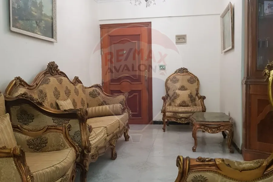 شقة مفروشة للايجار 105 م سبورتنج (علي الترام مباشرة)