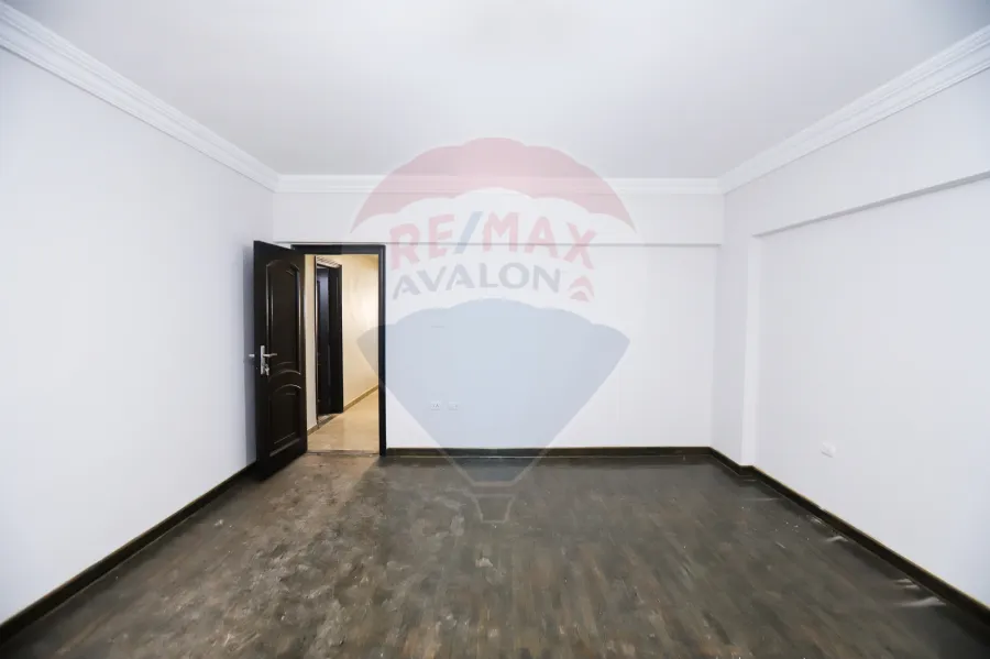 شقة للبيع 250 م رشدي (ش إبراهيم حلمي)