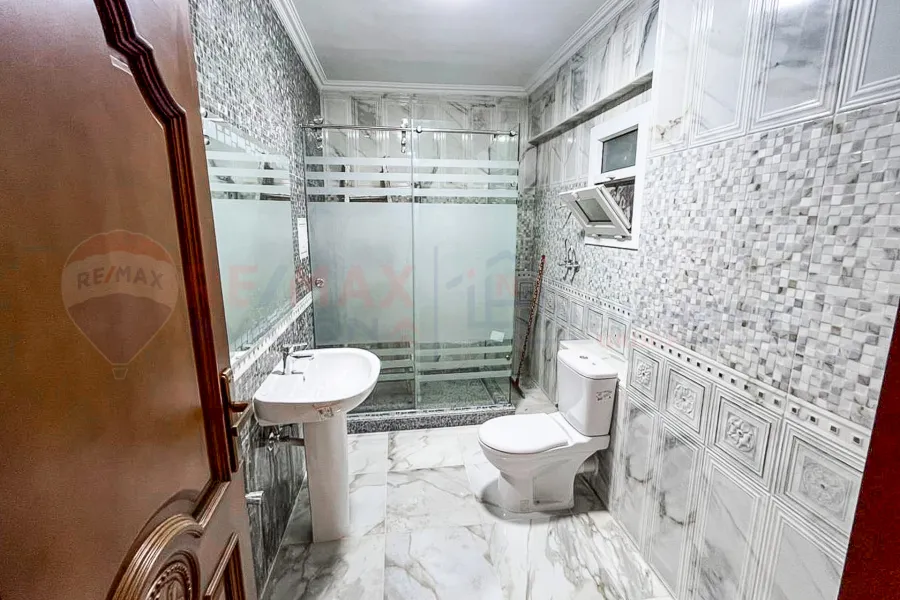 شقة للايجار 270 م رشدي (علي الترام)