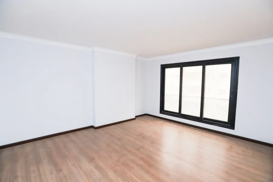 شقة للبيع 230 م لوران ( محطة ترام شعراوى )