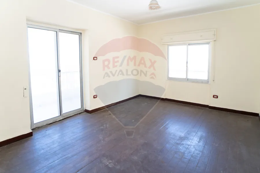 شقة للبيع 100 م المنتزه (ش ملك حفنى)