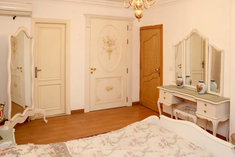 شقة مفروش للايجار 250م بسموحة (ش البرت الاول)