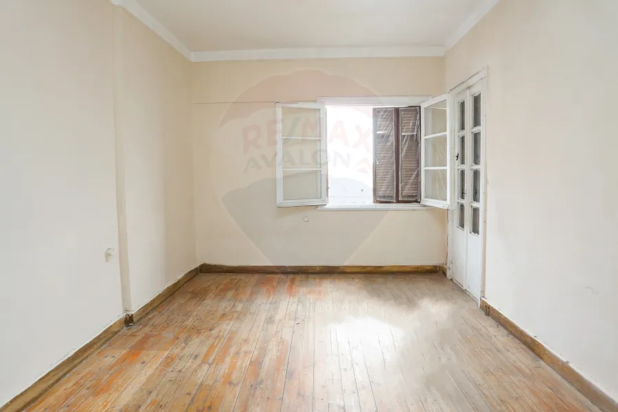 شقة اداري او سكني للايجار 100 م الأزاريطة (خطوات من البحر)