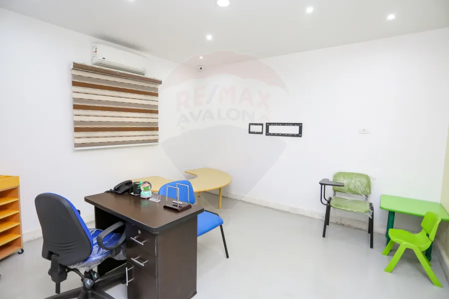 محل + ميزان للإيجار 300 م محرم بك (ش صالح الحديني)