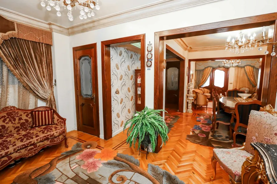 شقة للبيع 160م كفرعبده -خطوات من ش أبوقير