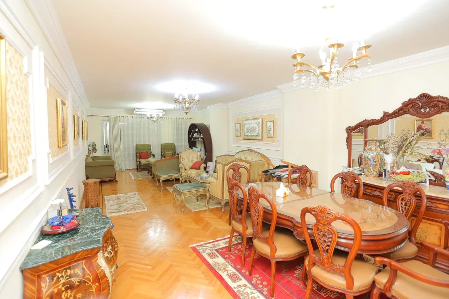 شقة للبيع 215م رشدي (عمارة عزيز شنودة)