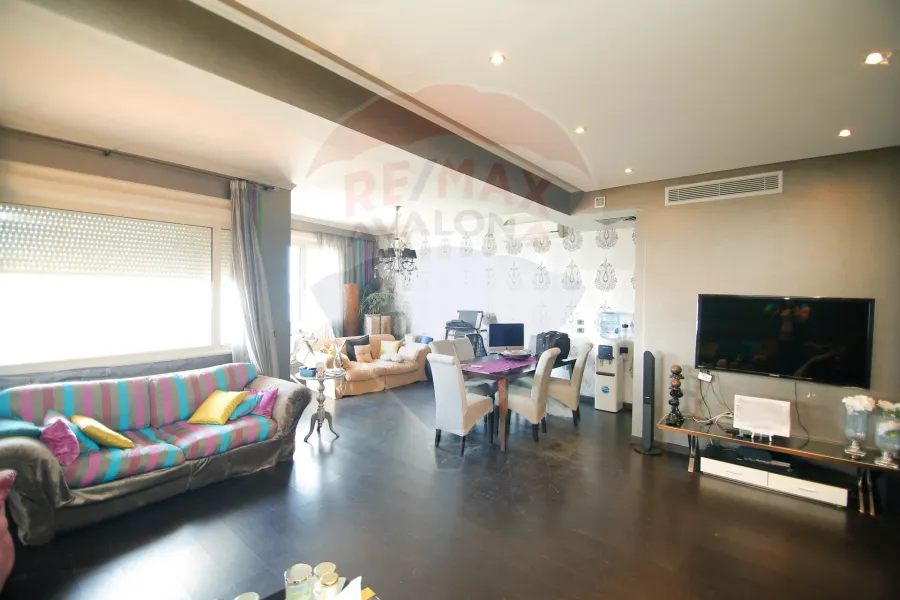 شقة للإيجار 300 م لوران (على البحر مباشرة)