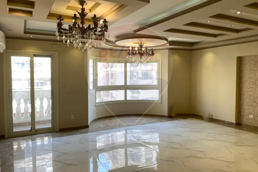 شقة للبيع 205 م رشدي (علي الترام مباشرة)