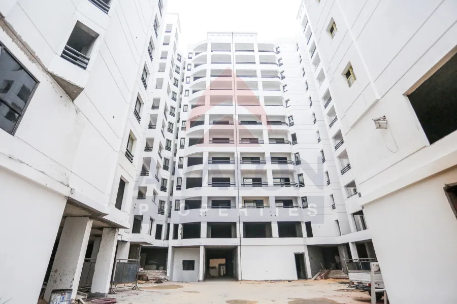 شقة للبيع 170 م سموحة (كومباوند ايست تاورز - ش الرياده واجهه امامية )