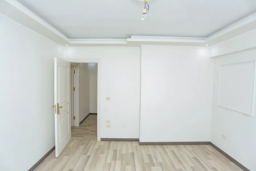 شقة للبيع 185م الازاريطة (خطوات من الترام)