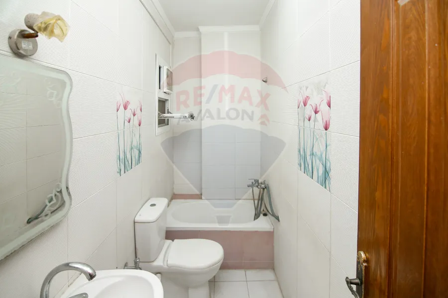 شقة للبيع 155 م محرم بك (ش زين العابدين)