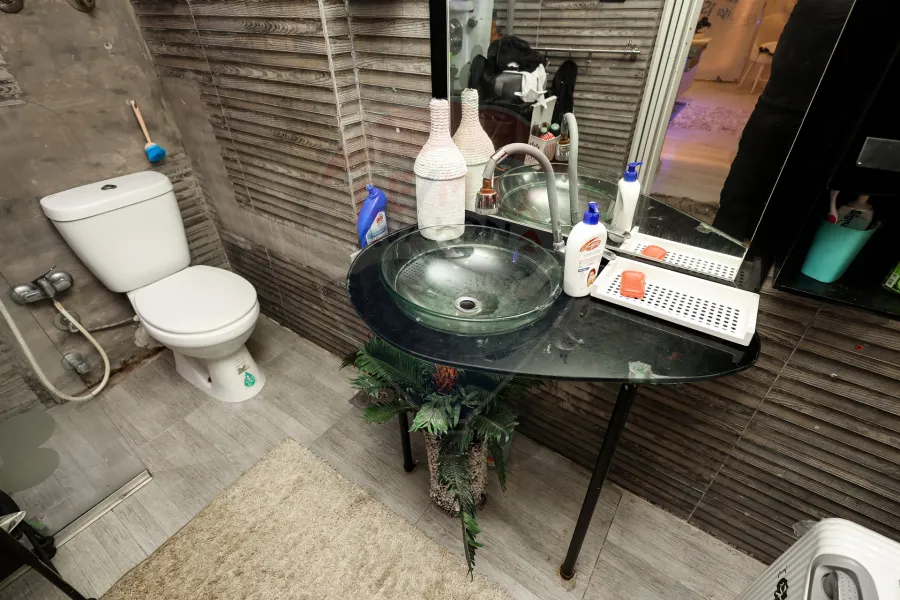 محل  للبيع  130 م + ميزان 120 م  سيدي بشر  (هيلتون رمادا)