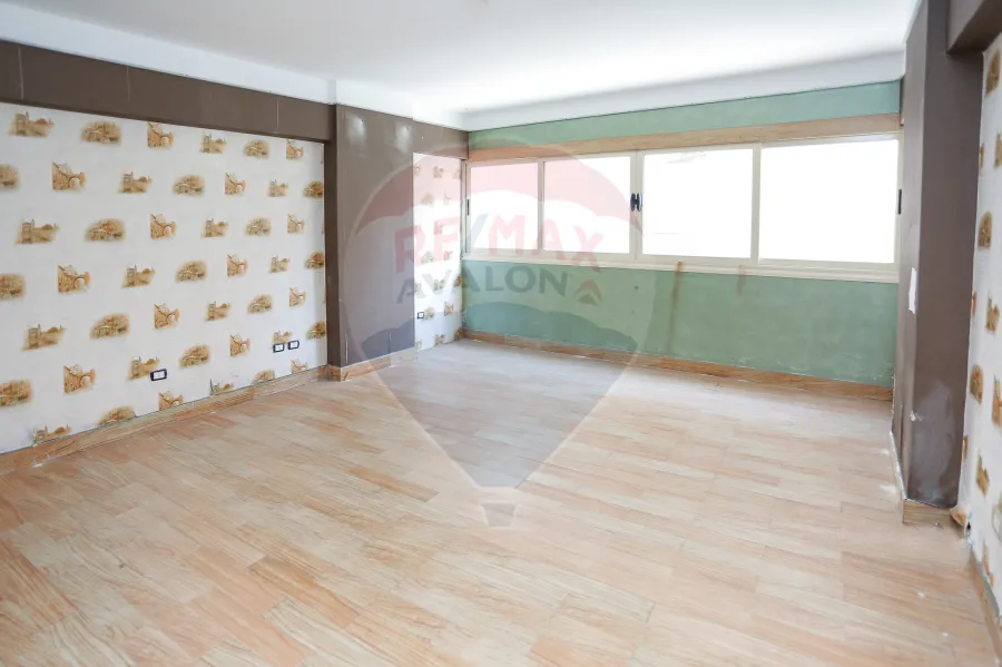 شقة للإيجار 315 م  كفر عبده (ش قرداحى - خطوات من شارع ابوقير الرئيسي)