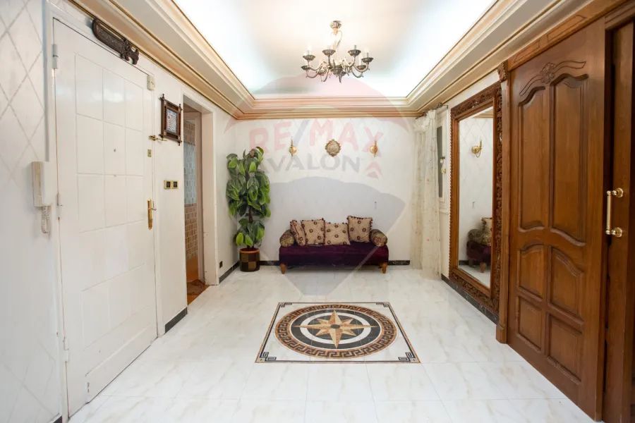 شقة مسجلة للبيع 271 م رشدي (المعسكر الرومانى)