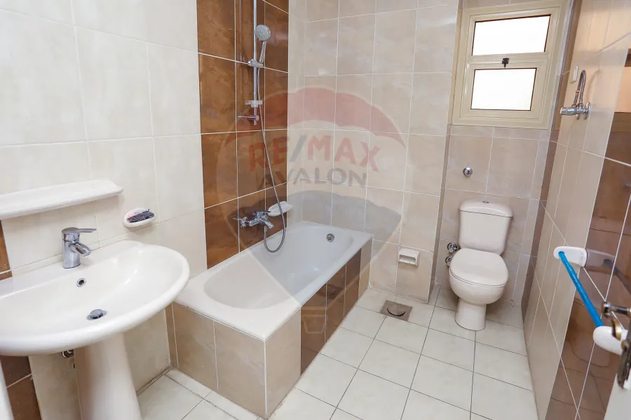 شقة للايجار 265 م رشدي (علي الترام مباشرة)