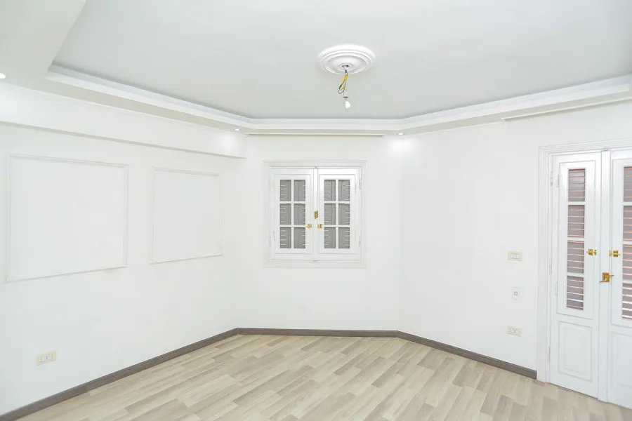 شقة للبيع 185م الازاريطة (خطوات من الترام)