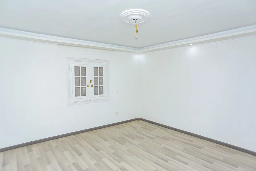 شقة للبيع 185م الازاريطة (خطوات من الترام)