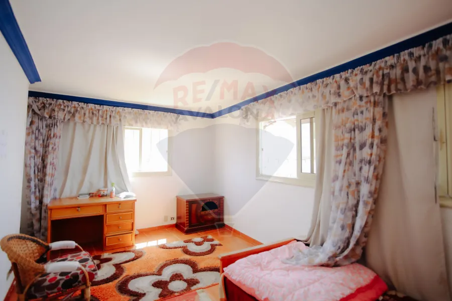 شقة للبيع 500 م سبورتنج (علي البحر مباشرة)