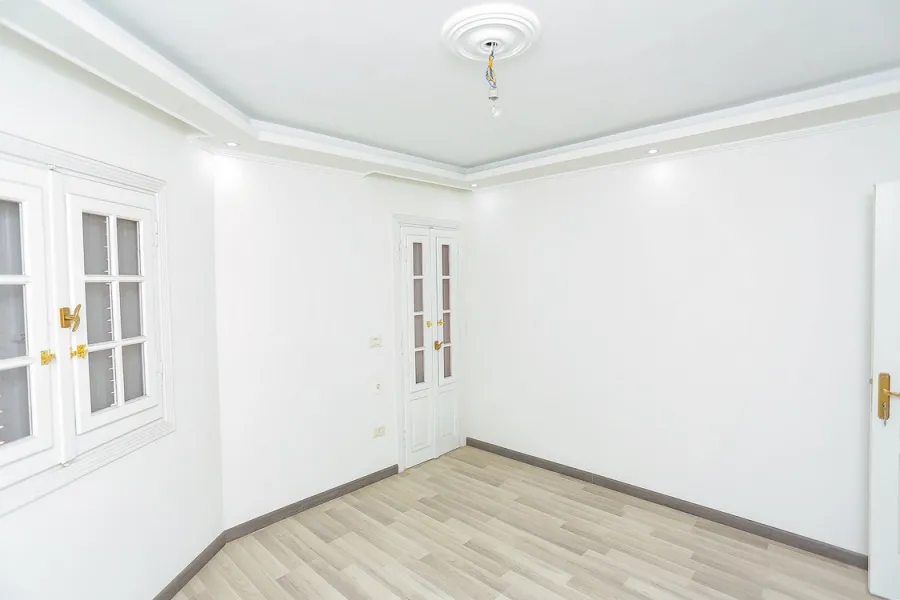 شقة للبيع 185م الازاريطة (خطوات من الترام)