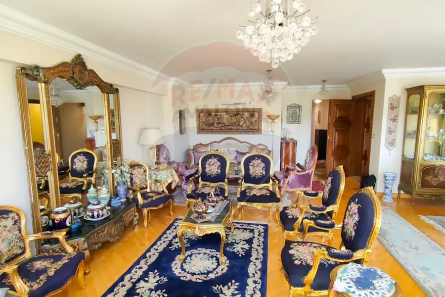 شقة للبيع 215 م سموحة (ش النقل و الهندسة)