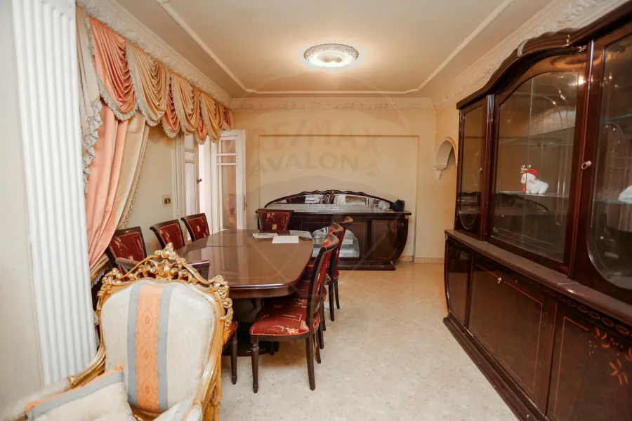 شقة للإيجار المفروش 142م  سموحة (شارع هيلتون بلازا)