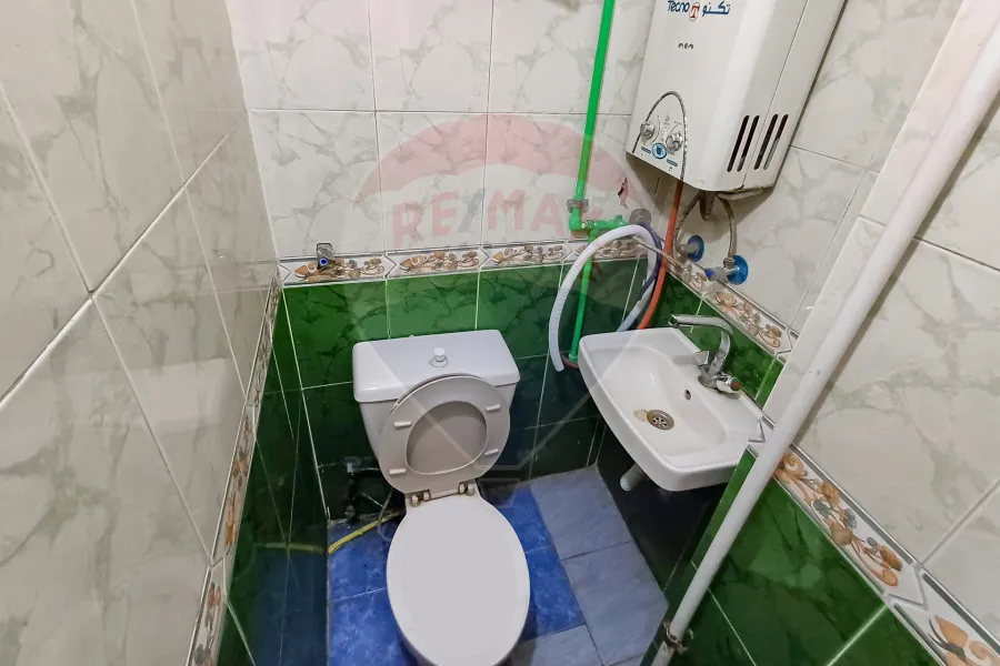 ميزان للإيجار 100 م محرم بك (ش بوالينو - على الترام مباشرة)