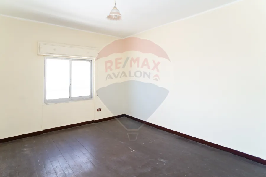 شقة للبيع 100 م المنتزه (ش ملك حفنى)