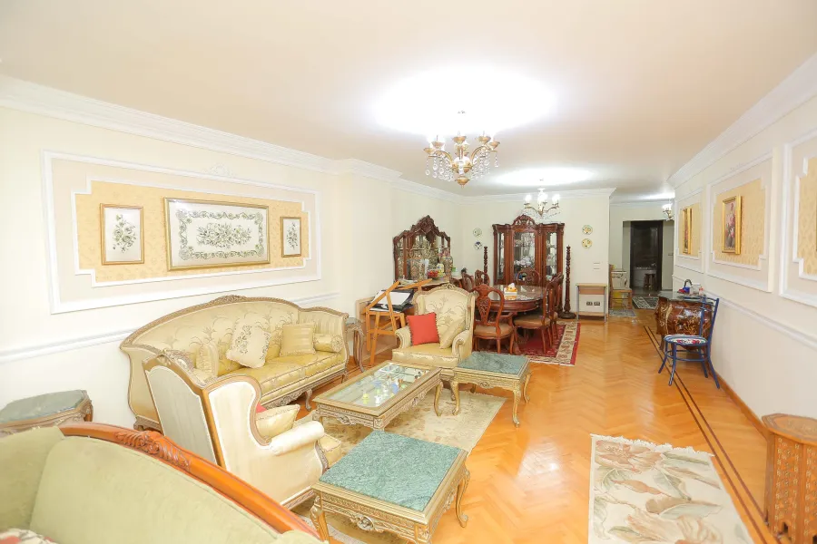 شقة للبيع 215م رشدي (عمارة عزيز شنودة)