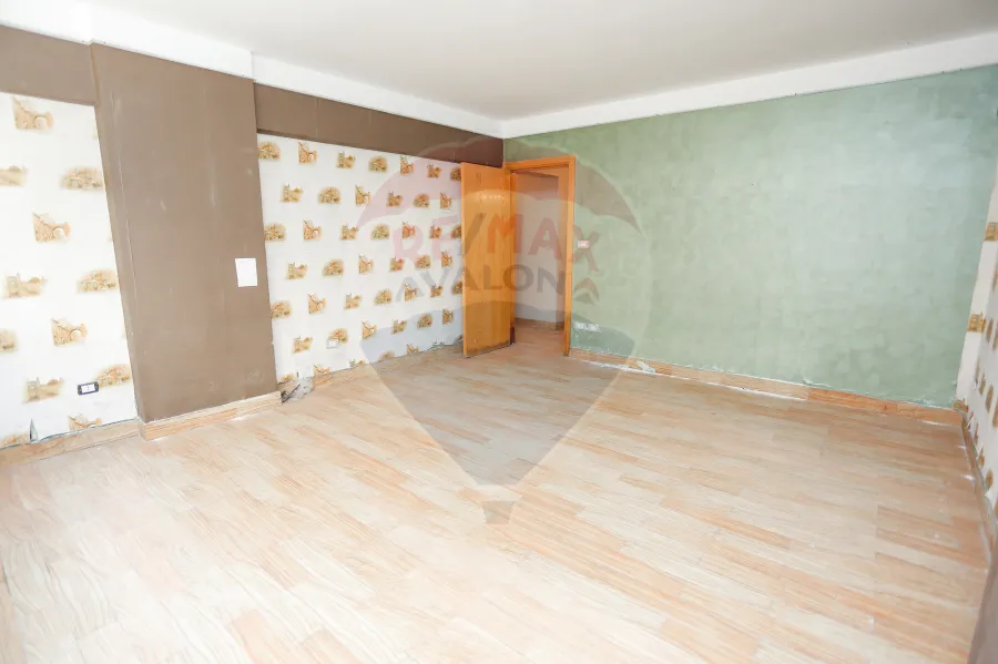 شقة للإيجار 315 م  كفر عبده (ش قرداحى - خطوات من شارع ابوقير الرئيسي)